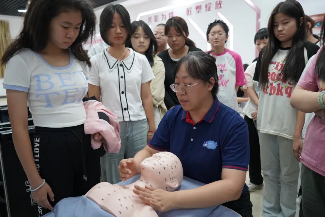 乌鲁木齐新华互联网学校师生出征第三届职业技能大赛：以匠心筑梦，以技能报国！